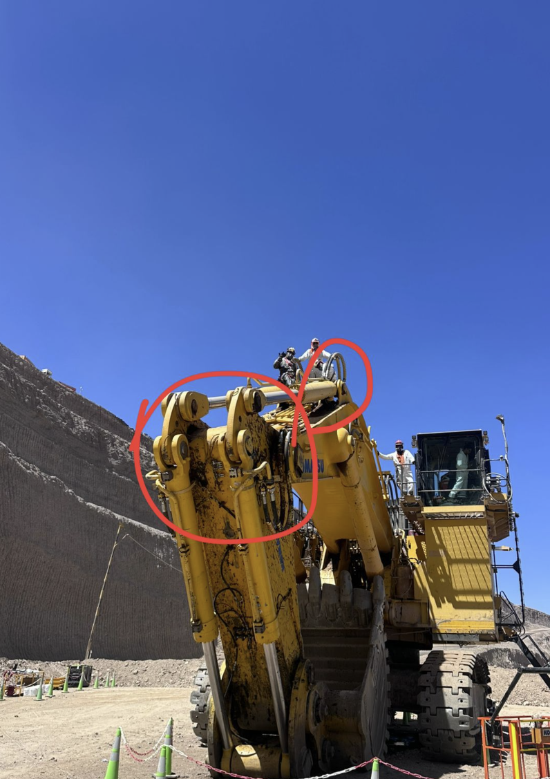 Operarios trepados en pala PC8000 haciendo inspeccion manual