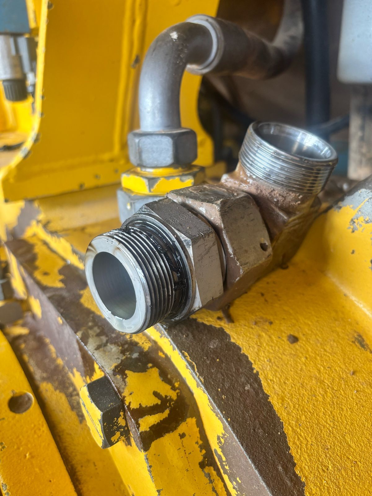 Fitting hidraulico desenroscado con perdida de sello pala Komatsu