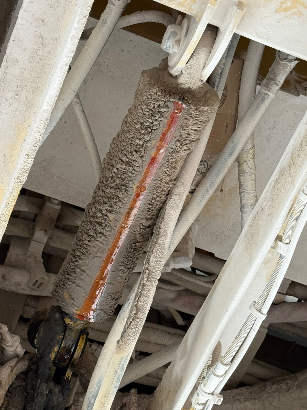 Fuga aceite hidraulico roja evidente sobre cilindro pala Komatsu