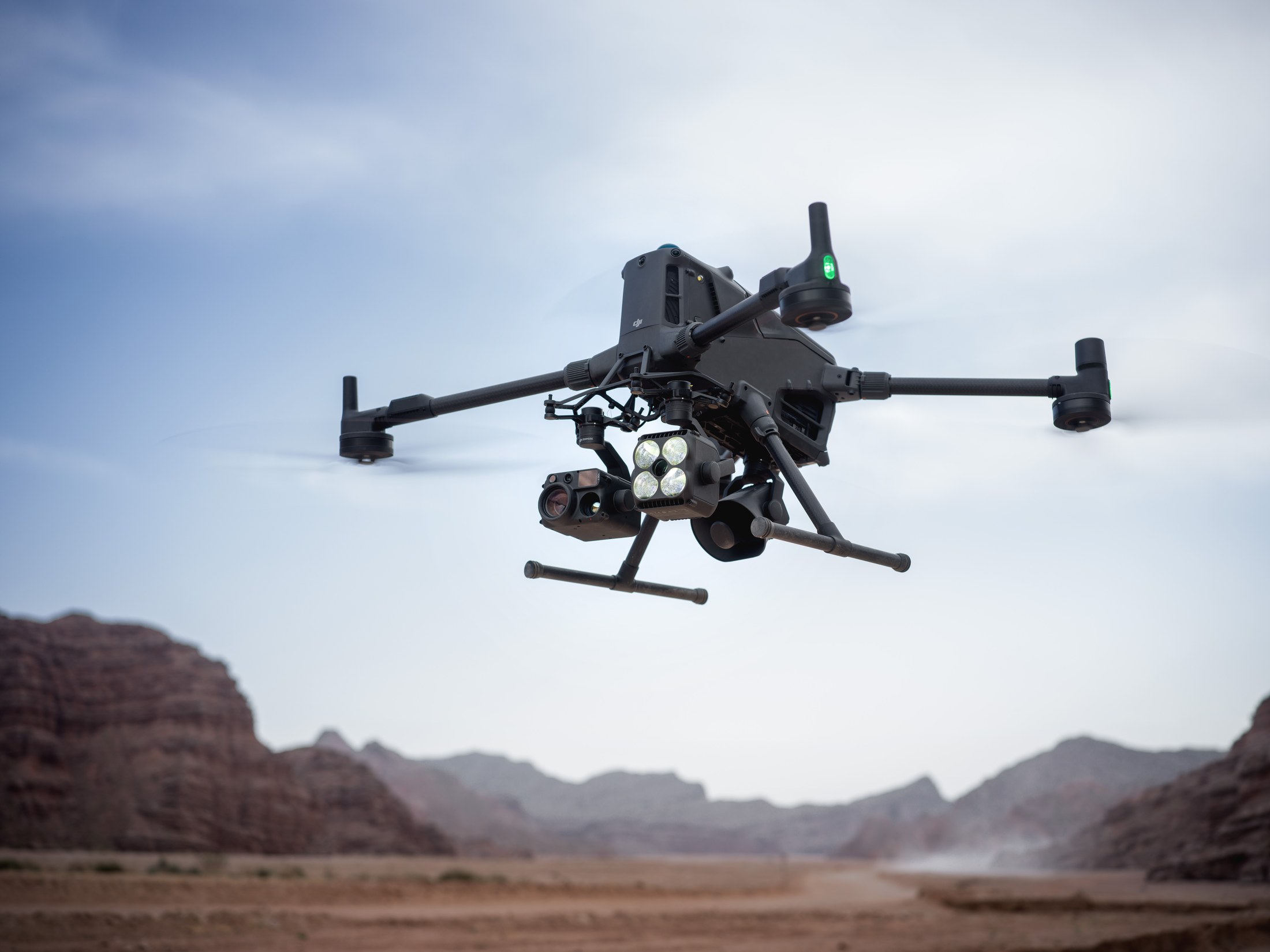DJI Matrice 400 con payload Zenmuse L3 en vuelo sobre terreno minero
